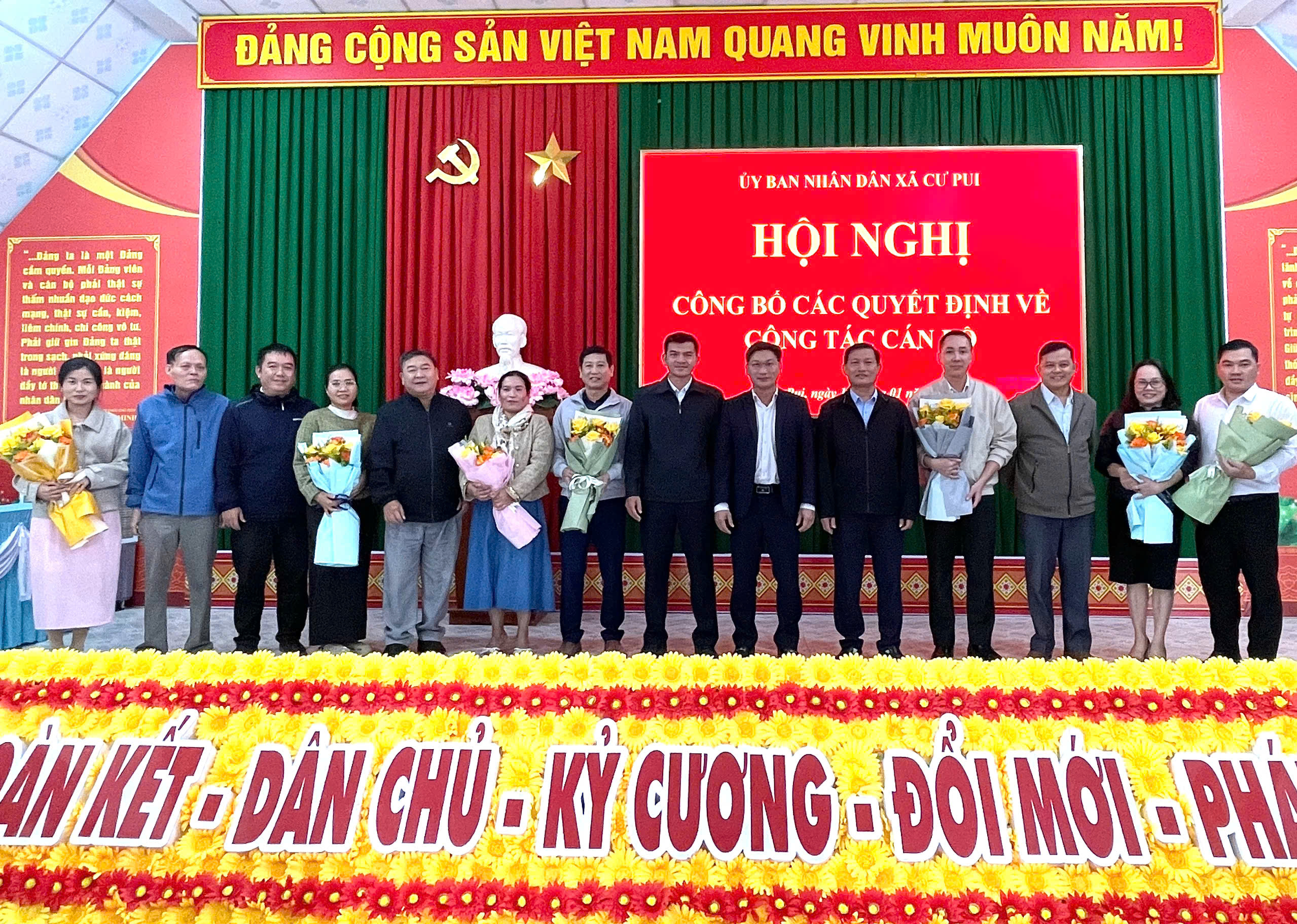 UBND xã Cư Pui tổ chức Hội nghị công bố các quyết định về công tác cán bộ.